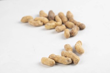 Soyulmamış organik tuzlu fıstıklar beyaz arka plana saçılmış. Yüksek kalite fotoğraf