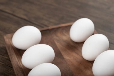 Ahşap tepside taze yumurtaların fotoğrafını çek. Yüksek kalite fotoğraf