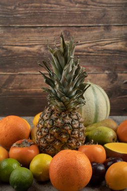 Mermer yüzeyde taze olgun meyve bileşimi. Yüksek kalite fotoğraf