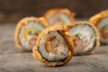 Taş bir masanın üzerine taze lezzetli suşi ruloları. Yüksek kalite fotoğraf