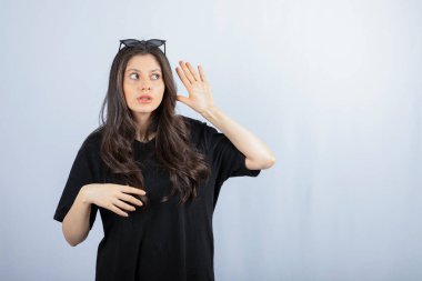 Beyaz arka planda güneş gözlüğüyle poz veren şık bir genç kadın. - Evet. Yüksek kalite fotoğraf