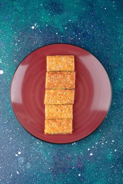 Mavi arka planda kırmızı kıtır kıtır tuzlu bisküvi. Yüksek kalite fotoğraf