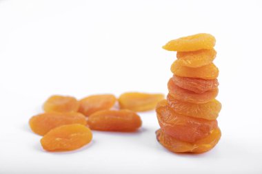 Beyaz arka plana yerleştirilmiş sağlıklı kurutulmuş kayısı meyveleri. Yüksek kalite fotoğraf