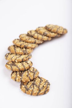 Beyaz yüzeyde fındıklı ev yapımı yulaf kurabiyesi yığını. Yüksek kalite fotoğraf