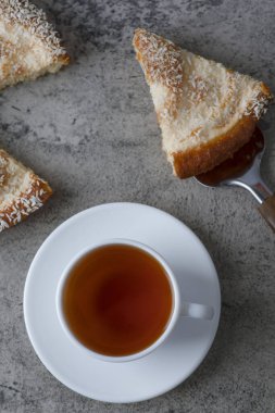 Yuvarlak, leziz bir pasta ve mermer bir arka planda bir fincan çay. Yüksek kalite fotoğraf