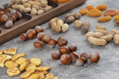 Tahtada fındıklı çıtır krakerler ve kabuklu fıstıklar. Yüksek kalite fotoğraf