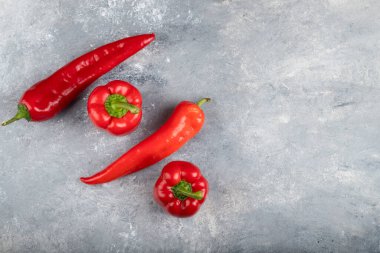 Kırmızı biber ve tatlı dolmalık biber mermer arka planda. Yüksek kalite fotoğraf