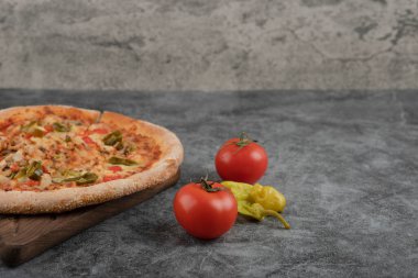 Tahtada, biber ve domatesli leziz tavuk pizzası. Yüksek kalite fotoğraf