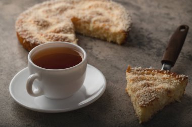 Kek dilimleri ve hindistan cevizi dilimleri bir taş masaya konur. Yüksek kalite fotoğraf