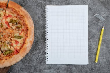 Boş kağıt ve kalemle ahşap tahtada leziz tavuk pizzası. Yüksek kalite fotoğraf