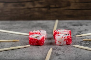  Philadelphia dürümü, taze somon, salatalık, krem peynir ve çubuk. Yüksek kalite fotoğraf