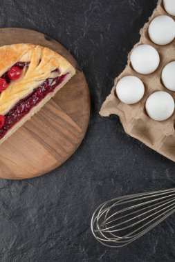 Dilimlenmiş lezzetli peynirli kek, böğürtlenli, bıyıklı ve çiğ yumurtalı. Yüksek kalite fotoğraf