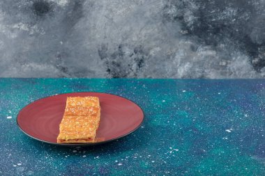 Mavi arka planda kırmızı kıtır kıtır tuzlu bisküvi. Yüksek kalite fotoğraf