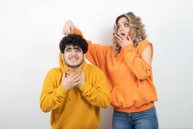 Güzel sarışın kıvırcık kadın erkek arkadaşının saçıyla oynuyor. Yüksek kalite fotoğraf