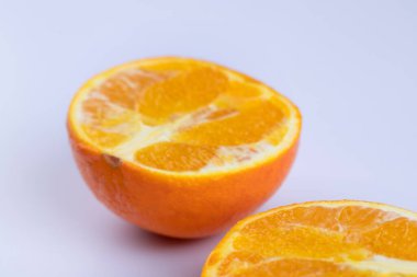 Beyaz arka planda dilimlenmiş tatlı portakal meyvesi. Yüksek kalite fotoğraf