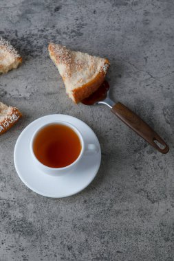 Yuvarlak, leziz bir pasta ve mermer bir arka planda bir fincan çay. Yüksek kalite fotoğraf