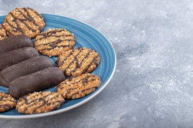 Bir kaseye konmuş çeşitli tatlı atıştırmalıklar. Yüksek kalite fotoğraf