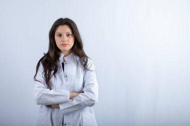 Beyaz arka planda kameraya bakan genç doktorun portresi. Yüksek kalite fotoğraf