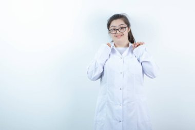 Doktor üniformalı genç bir kız ayakta ve poz veriyor. Yüksek kalite fotoğraf