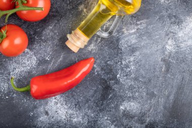 Kırmızı taze domates, kırmızı biber ve mermer yüzeyde zeytinyağı. Yüksek kalite fotoğraf