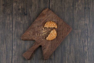 Tahta bir kesme tahtasına yerleştirilmiş tahıllı lezzetli kurabiyeler. Yüksek kalite fotoğraf