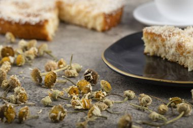 Kek dilimleri ve hindistan cevizi dilimleri bir taş masaya konur. Yüksek kalite fotoğraf