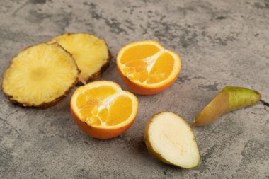 Lezzetli olgun ananas, portakal ve armut. Yüksek kalite fotoğraf