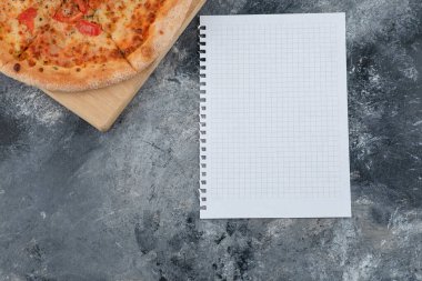 Lezzetli margherita pizza ve mermer yüzeyde boş kağıt. Yüksek kalite 3d illüstrasyon