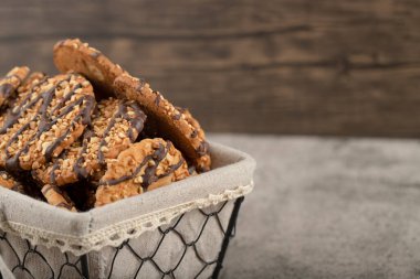 Bir sepet yulaf ezmeli kurabiye ve taşın üstünde çikolata. Yüksek kalite fotoğraf