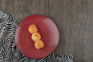 Ahşap masaya yerleştirilmiş lezzetli kadaif hamur işleri. Yüksek kalite fotoğraf