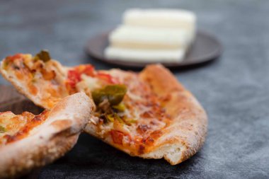 Dilimlenmiş lezzetli pizza ve dilimlenmiş peynir. Yüksek kalite fotoğraf