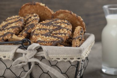 Bir sepet dolusu mısır taneli bisküvi ve bir bardak taze süt. Yüksek kalite fotoğraf