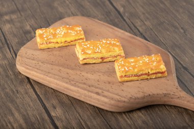 Tahta bir masaya yerleştirilmiş tahta kesme tahtası. Yüksek kalite fotoğraf