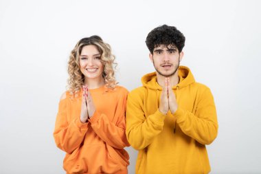 Ayakta duran ve poz veren uyumlu kıyafetler giyen çekici bir çift. Yüksek kalite fotoğraf