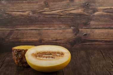 Doğranmış taze olgun kavunlu kavun meyvesi ve doğranmış ananas. Yüksek kalite fotoğraf