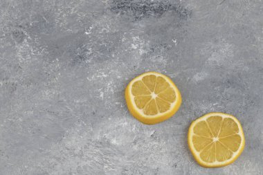 Mermer zemin üzerinde iki dilim ekşi limon. Yüksek kalite fotoğraf