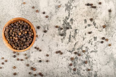 Taş zemine bir kase karabiber konmuş. Yüksek kalite fotoğraf