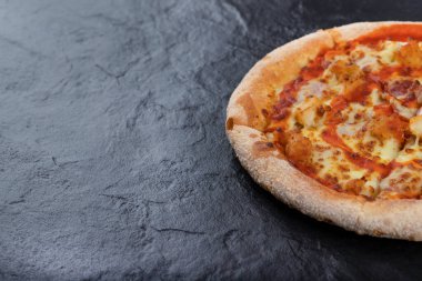 Taş bir masanın üzerine dilimlenmiş lezzetli pizza. Yüksek kalite fotoğraf