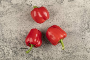 Taş zemine taze kırmızı dolmalık biber. Yüksek kalite fotoğraf