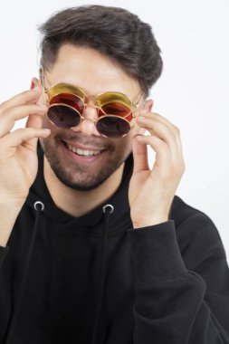 Şık gözlüklü, kendine güvenen genç adamın portresi. Yüksek kalite fotoğraf