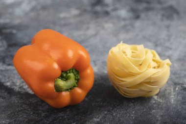 Çiğ tagliatelle makarnalı portakallı dolma biber. Yüksek kalite fotoğraf