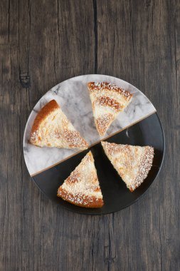 Ahşap zemin üzerinde lezzetli kek parçaları olan bir tabak. Yüksek kalite fotoğraf