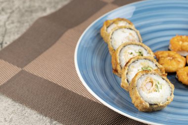 Taş zemine karidesli suşi ruloları. Yüksek kalite fotoğraf