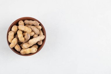 Kabuklu taze fıstık kasesi beyaz arka planda izole edilmiş. Yüksek kalite fotoğraf