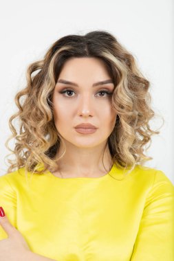 Genç, güzel sarışın kadın stüdyo geçmişine karşı.