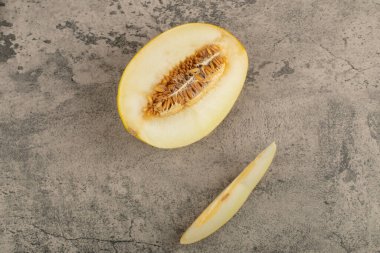Taş zemine yerleştirilmiş lezzetli karpuz seti. Yüksek kalite fotoğraf