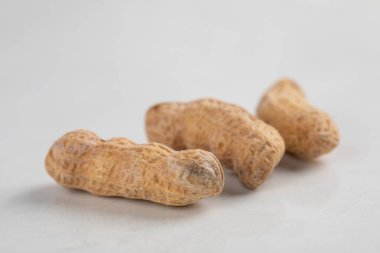 Soyulmamış organik tuzlu fıstıklar beyaz arka plana saçılmış. Yüksek kalite fotoğraf