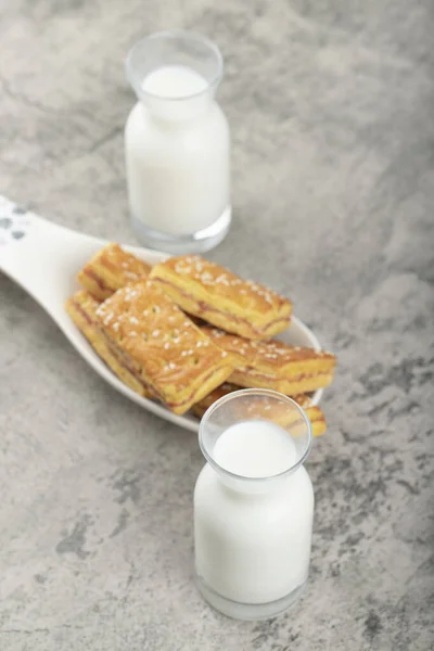 Biscoitos Inteiros Com Sementes Gergelim Jarros Vidro Leite Colocados Uma — Fotografia de Stock