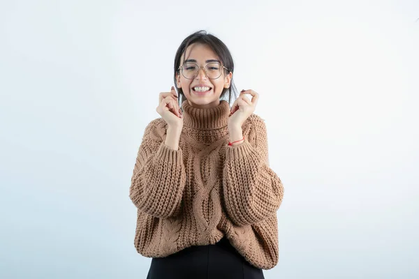 Retrato Jovem Mulher Usando Óculos Fundo Branco Foto Alta Qualidade — Fotografia de Stock