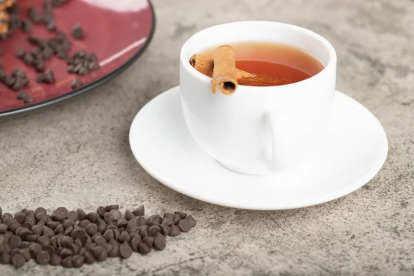 Plato Rojo Galletas Dulces Taza Negro Sobre Piedra Foto Alta —  Fotos de Stock